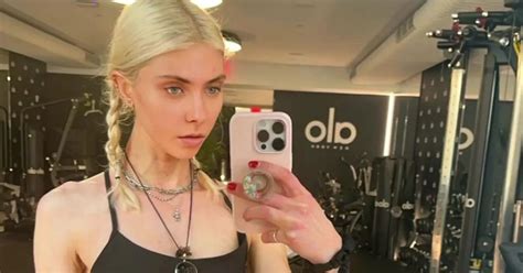 Taylor Momsen Flaunts Ripped Abs, Covers Chest With Black。